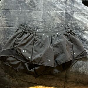 Lululemon 2.5 hotty hot short black with lululemon logo pattern